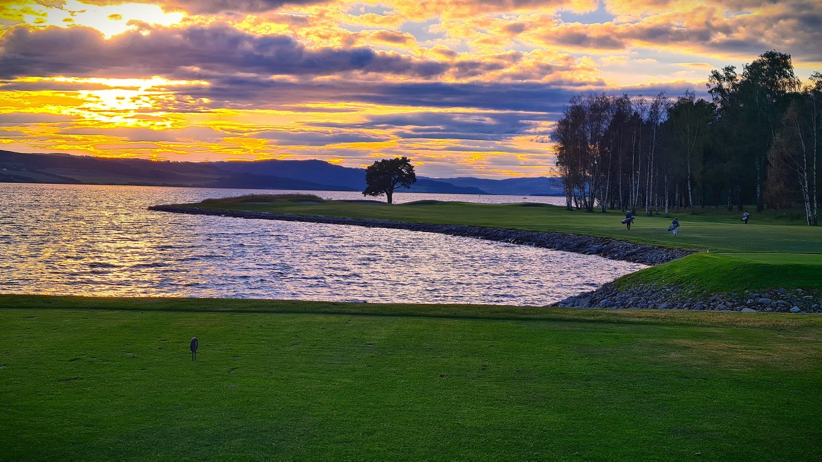 Solnedgang over Mjøsa sett fra banen på Atlungstad